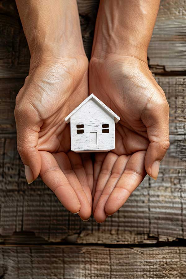 concepto compra vivienda casa en manos inmobiliaria España