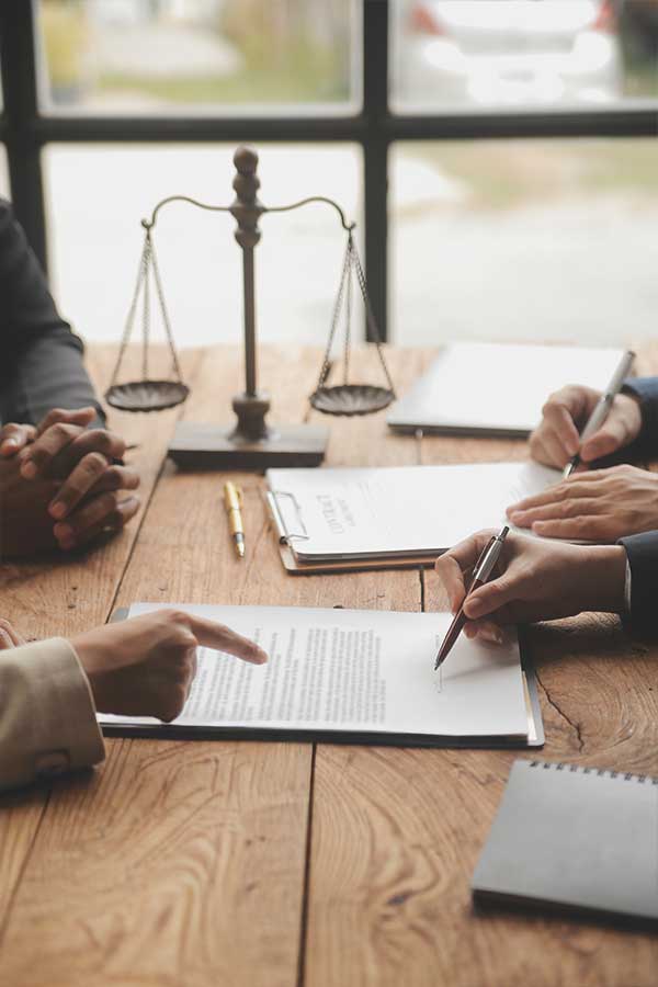 reunión asesoramiento legal inmobiliario documentos propiedad España